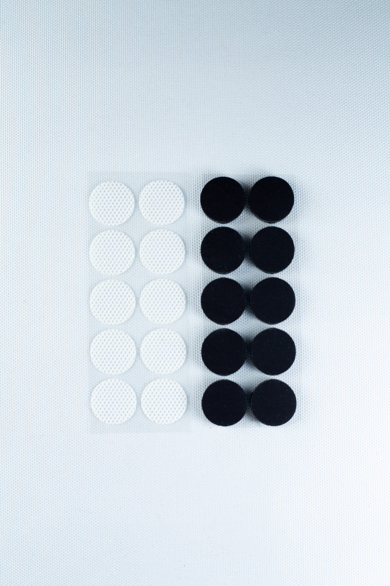 The Self-healing injection port & Air Vent Filter-3M includes twelve white and twelve black round adhesive pads, perfect for injection ports or air vents, arranged in two vertical columns on a white background.