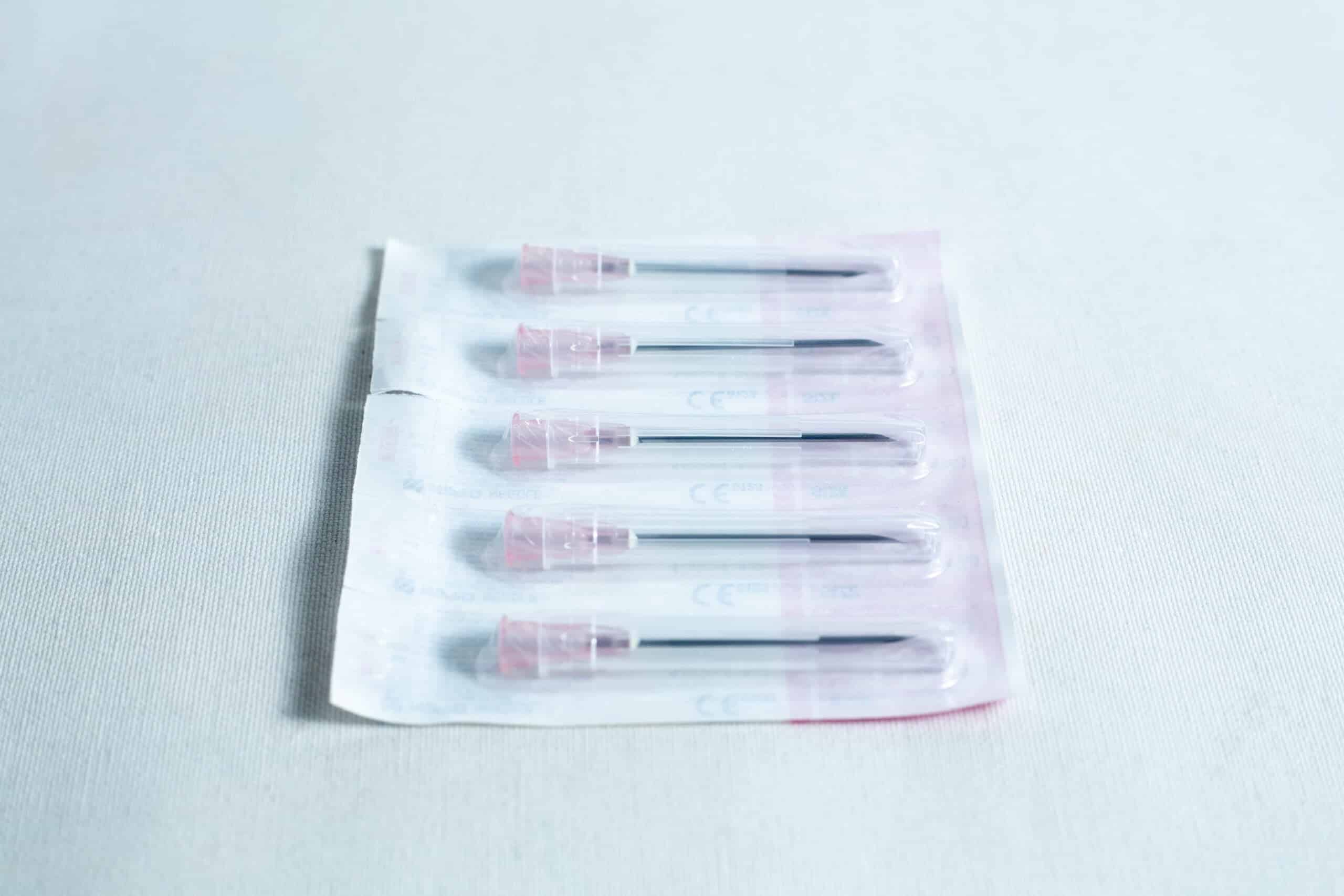 A box of 100 sterile 18G hypodermic needles—perfect for those seeking 18g needle supplies for safe and hygienic use.