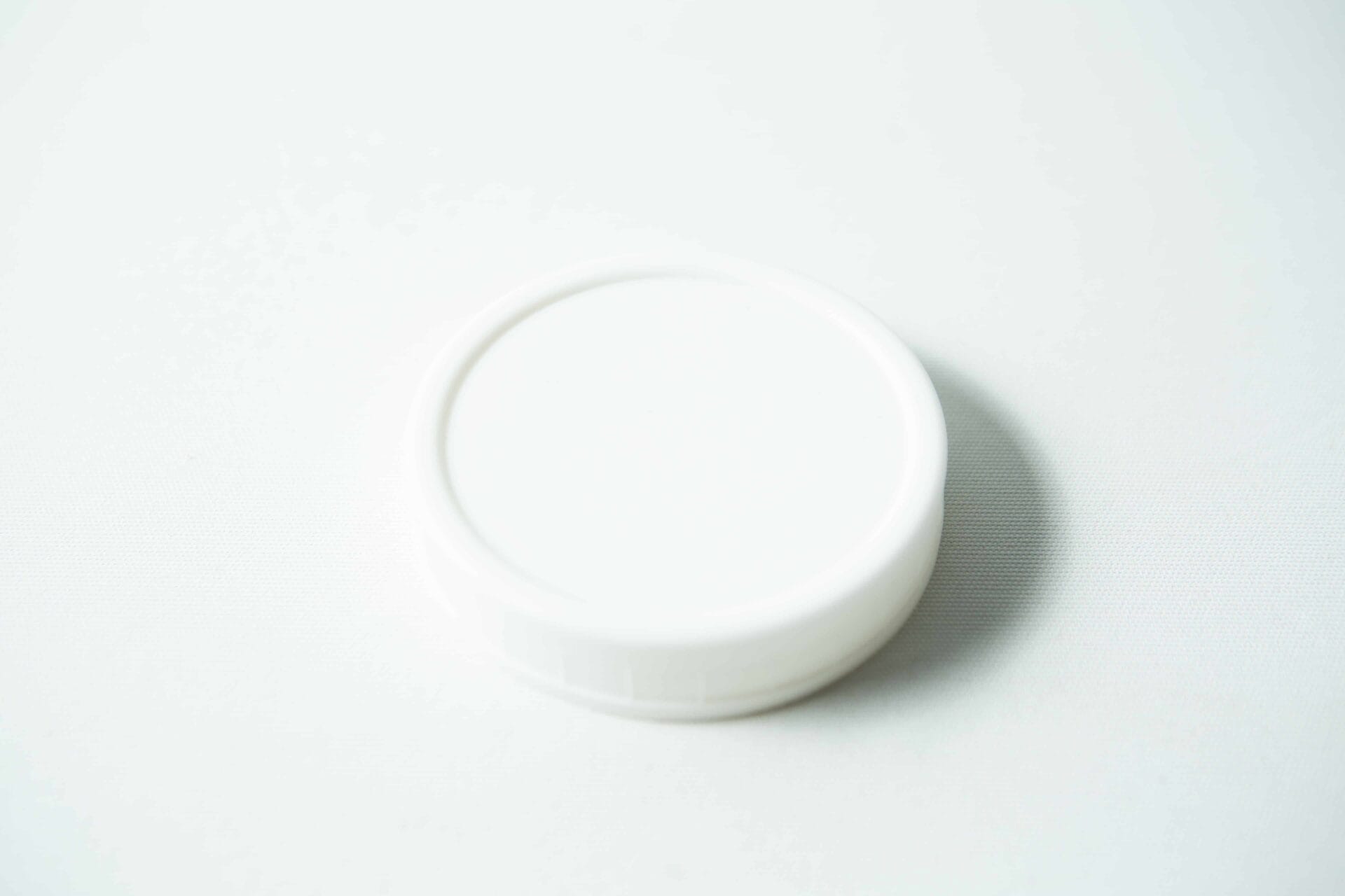 Plain white plastic Mason jar lids, 86mm wide mouth size, ideal for sealing jars—perfect accessory for your wide mouth Mason jars.