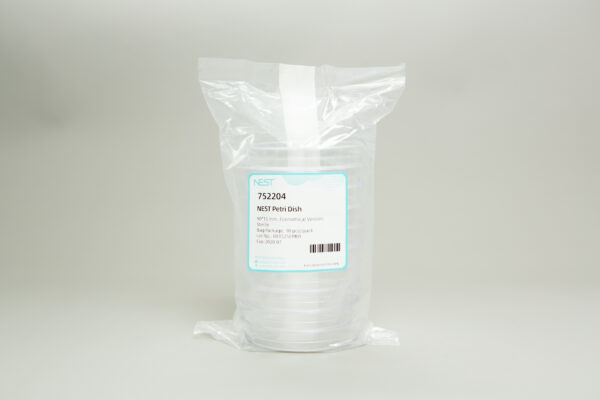 A sealed pack of 500 Petri dishes (90mm, 3 vents, sterile, gamma irradiated) with a product label on a plain light background.