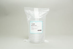 A sealed pack of 500 Petri dishes (90mm, 3 vents, sterile, gamma irradiated) with a product label on a plain light background.